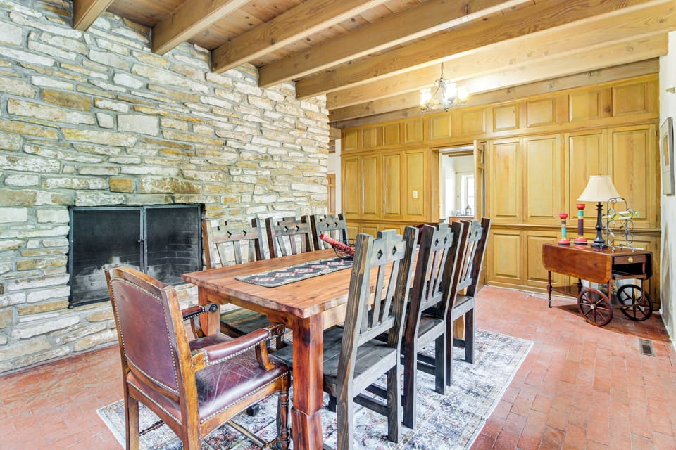 House (5 Bedrooms) | Interior