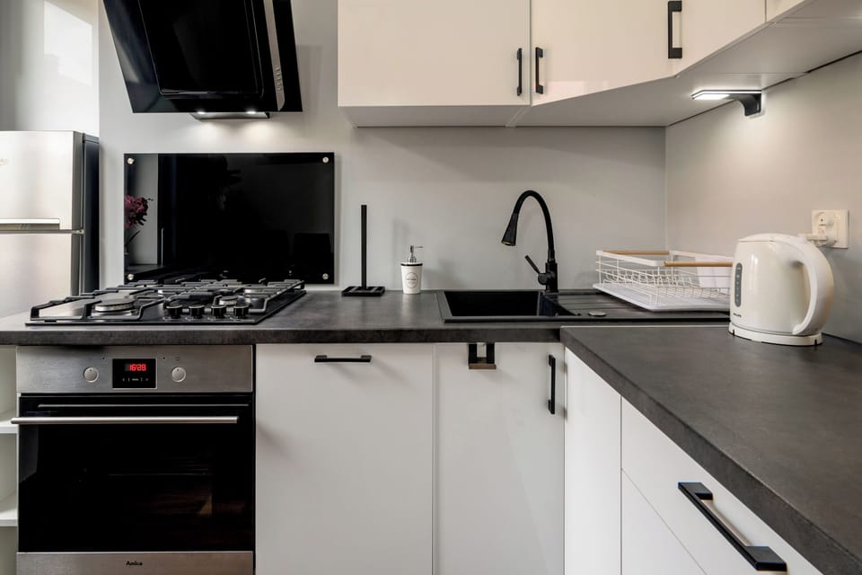 Apartment, City View | Private kitchen | Electric kettle