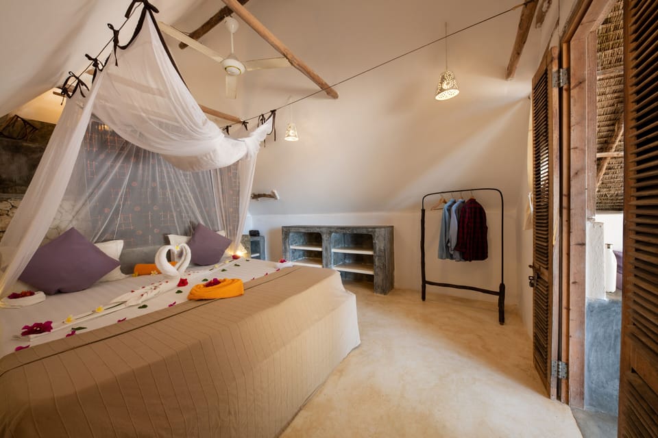 Standard Bungalow, 1 King Bed, Pool View | 1 bedroom, desk, blackout drapes, free WiFi