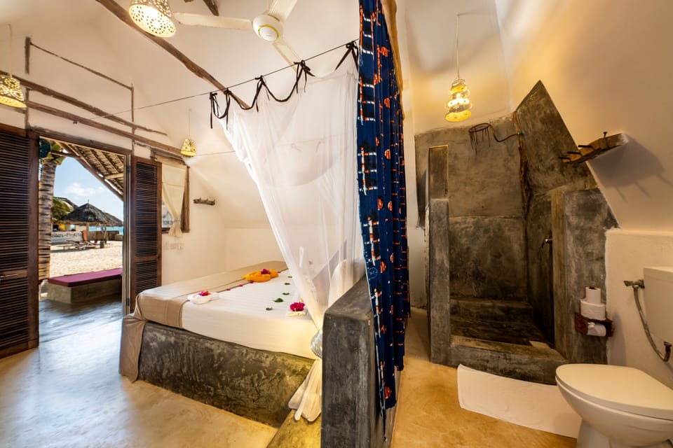 Standard Bungalow, 1 King Bed, Pool View | Bathroom shower