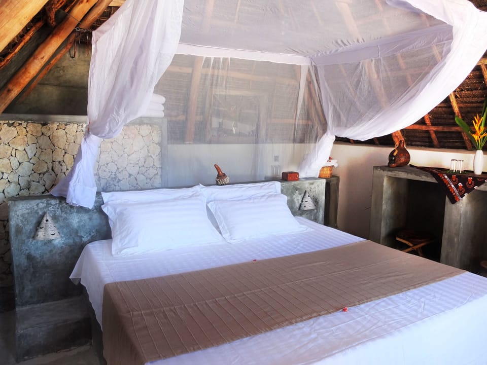 Standard Bungalow, 1 King Bed, Pool View | 1 bedroom, desk, blackout drapes, free WiFi