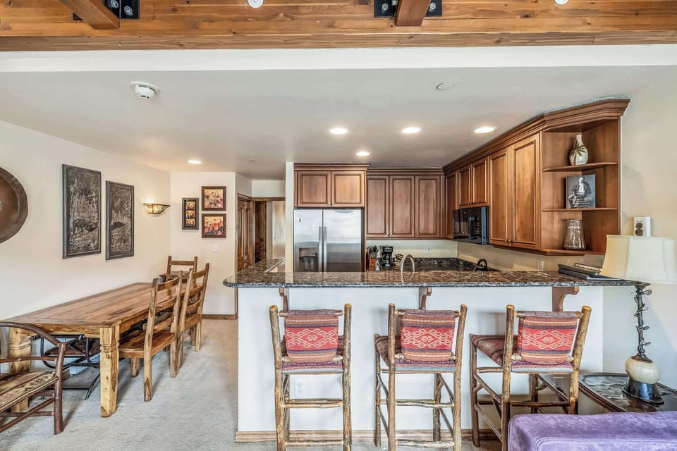 Counter seating and ding table with seating for 6 