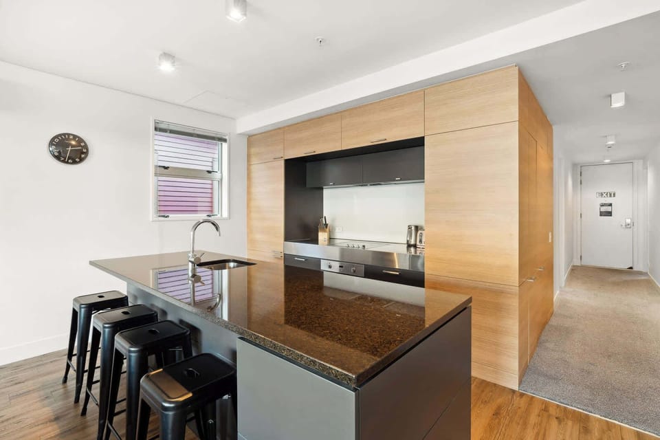 Fully equipped kitchen with breakfast bar seating