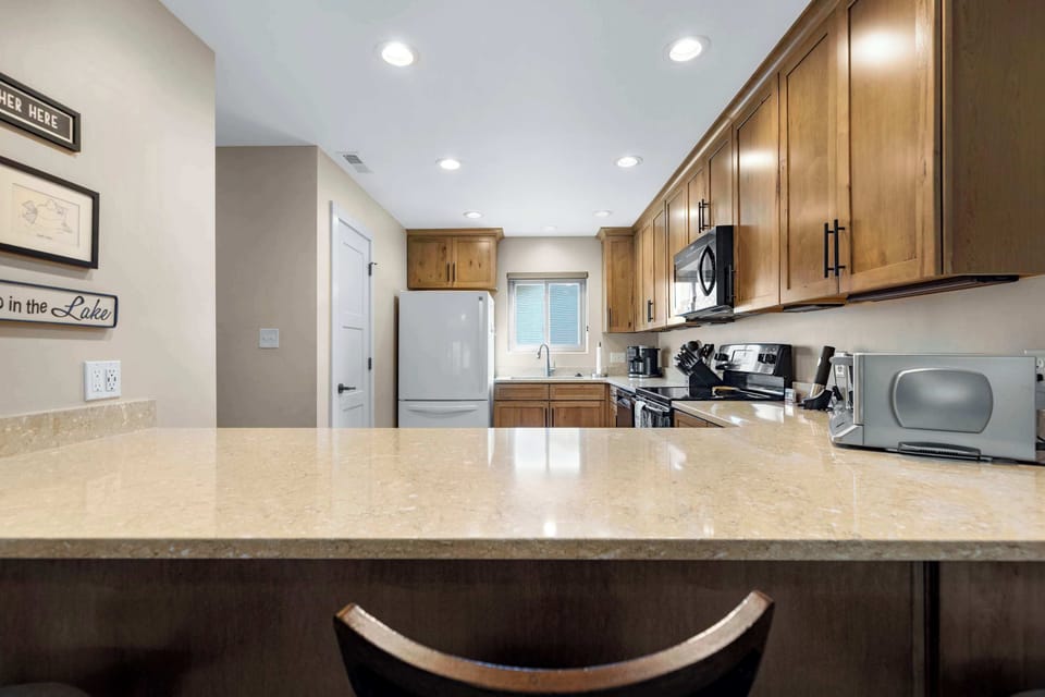 Fully equipped kitchen with additional counter seating