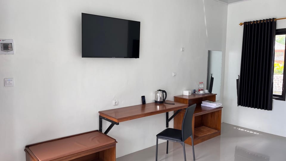 Desk, laptop workspace, free WiFi