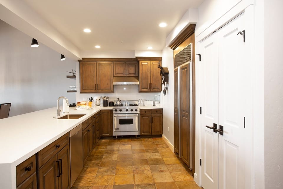 Condo, 3 Bedrooms | Private kitchen | Fridge, oven, coffee/tea maker, toaster