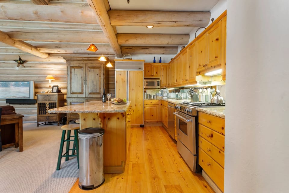 Condo, 3 Bedrooms | Private kitchen | Fridge, oven, coffee/tea maker, toaster