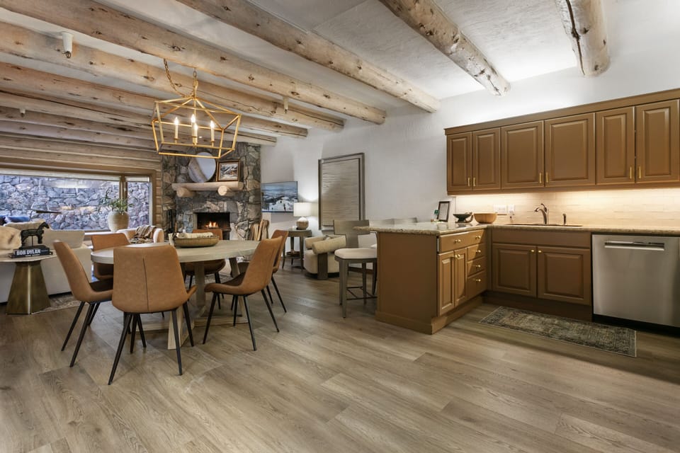 Condo, 2 Bedrooms | Dining