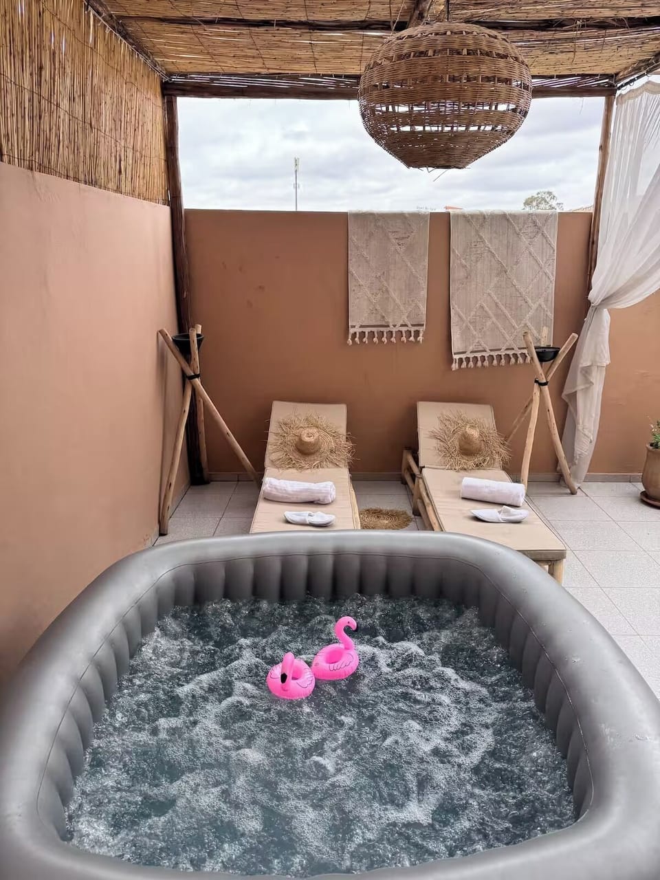 Outdoor spa tub
