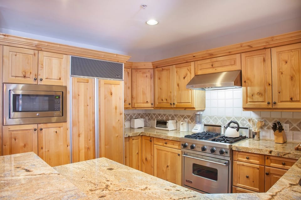 Condo, 2 Bedrooms | Private kitchen | Fridge, oven, coffee/tea maker, toaster