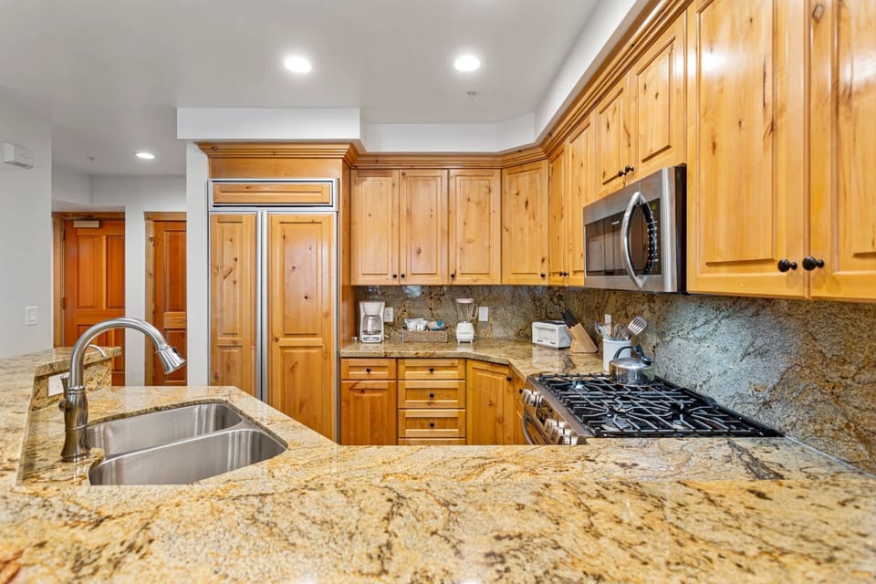 Condo, 1 Bedroom | Private kitchen | Fridge, oven, coffee/tea maker, toaster