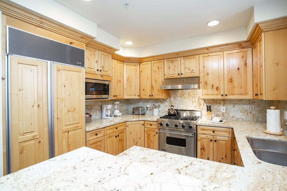 Condo, 1 Bedroom | Private kitchen | Fridge, oven, coffee/tea maker, toaster