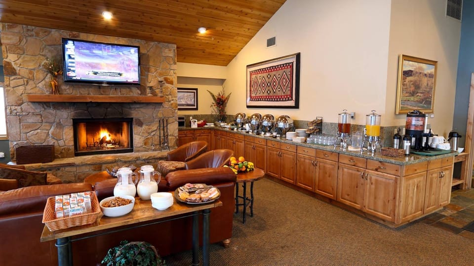 Condo, 1 Bedroom | Dining