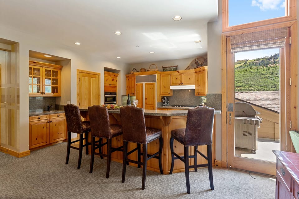 Condo, 4 Bedrooms | Private kitchen | Fridge, oven, coffee/tea maker, toaster