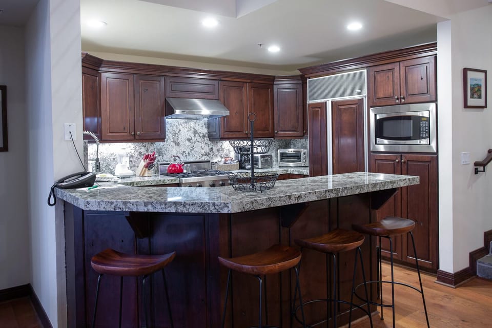 Condo, 4 Bedrooms | Private kitchen | Fridge, oven, coffee/tea maker, toaster