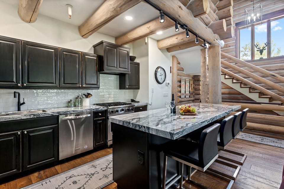 Condo, 3 Bedrooms | Private kitchen | Fridge, oven, coffee/tea maker, toaster