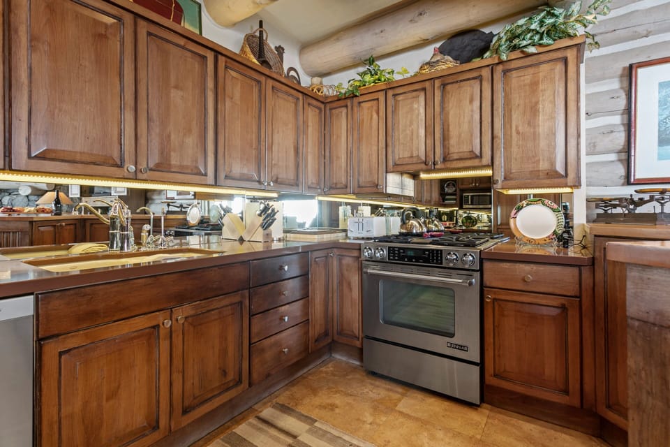 Condo, 3 Bedrooms | Private kitchen | Fridge, oven, coffee/tea maker, toaster