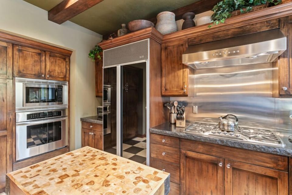 Condo, 4 Bedrooms | Private kitchen | Fridge, oven, coffee/tea maker, toaster