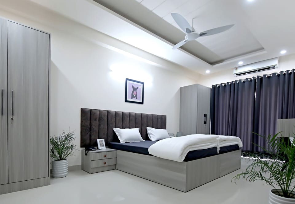 Studio, City View | In-room safe, desk, laptop workspace, blackout drapes