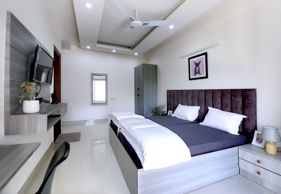Studio, City View | In-room safe, desk, laptop workspace, blackout drapes