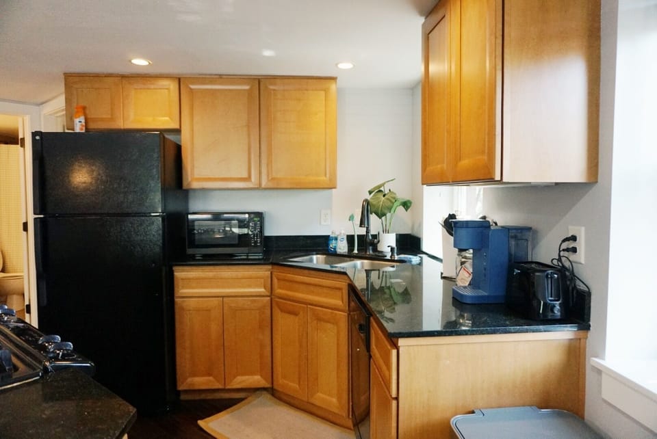 Full kitchen w/ amenities 