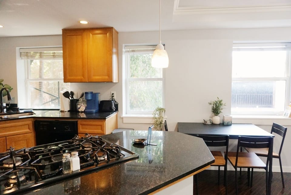Dining area w/ full size stove