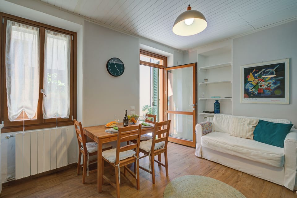 Family Apartment, Multiple Bedrooms (Vicky Loft Gardone-relax & Vittoriale) | Living area | 21-inch flat-screen TV with cable channels