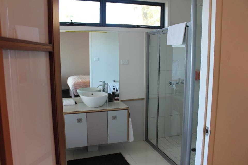 Tamar Ridge Apartments - The Lookout - Large Ensuite with Bath