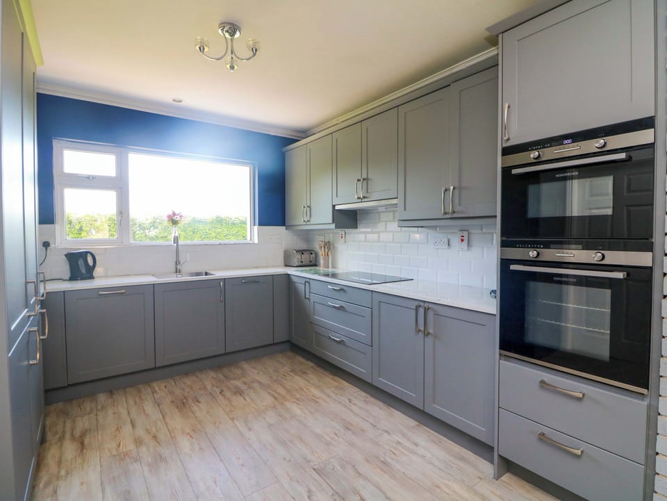 Cottage | Private kitchen | Dishwasher, toaster, cookware/dishes/utensils