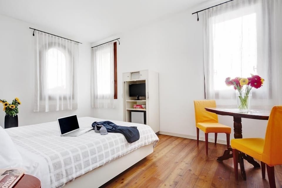 Hypo-allergenic bedding, minibar, in-room safe, desk