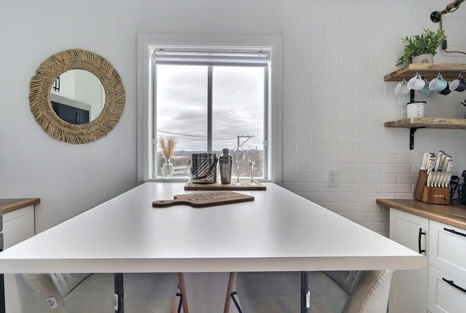 Salle à manger : un espace moderne et lumineux avec une vue agréable, idéal pour savourer un café, un repas ou un moment convivial.