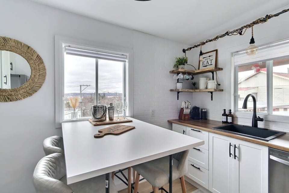 Cuisine moderne : un design épuré alliant confort et élégance, avec des appareils contemporains et une vue paisible pour cuisiner en toute inspiration.