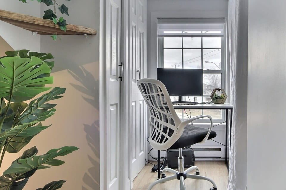 Espace bureau : un coin de travail lumineux et confortable, au décor soigné et à la vue inspirante, parfait pour un séjour productif.