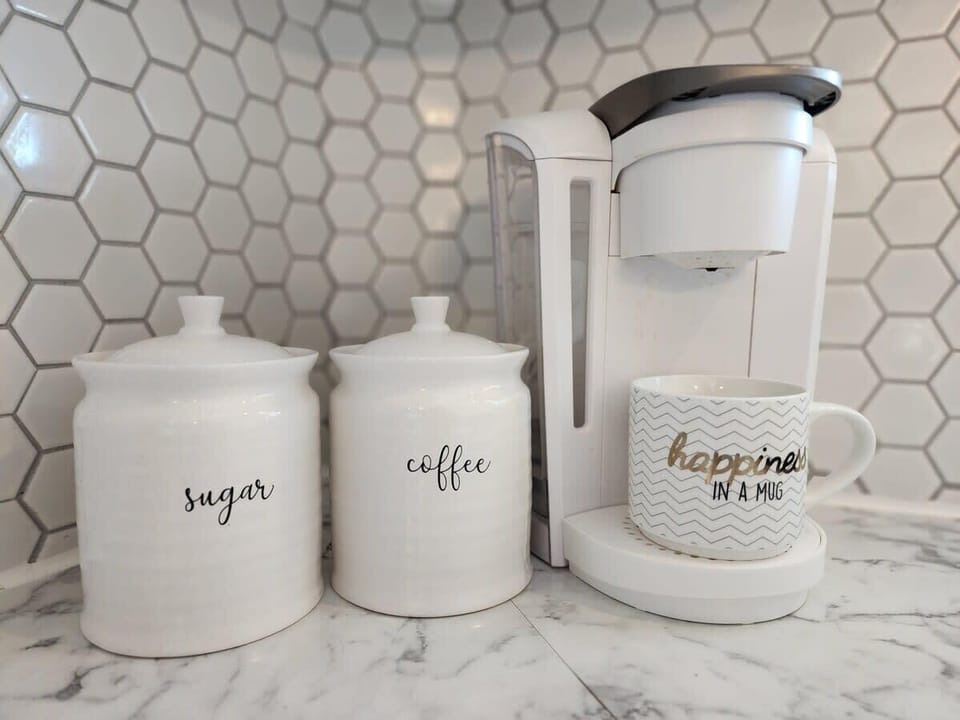 Notre espace café propose une expérience complète avec une cafetière de type keurig, une cafétière filtre, du café moulu de qualité, du sucre et du Coffee Mate inclus, pour satisfaire tous les amateurs de café.