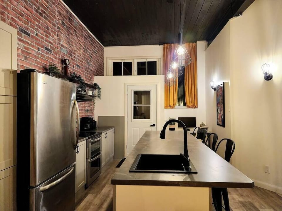 Cuisine : l’élégance industrielle s’allie au confort moderne dans un espace lumineux, parfait pour cuisiner avec inspiration.
