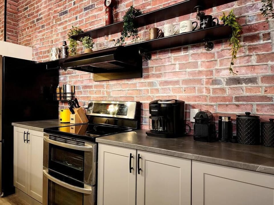 Cuisine industrielle : savourez votre café du matin dans un décor de brique et d’appareils modernes au style industriel chic.