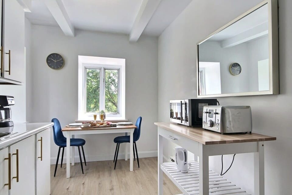Espace repas clair et aéré, idéal pour un petit-déjeuner tranquille ou un moment de détente avec vue sur l’extérieur. 
