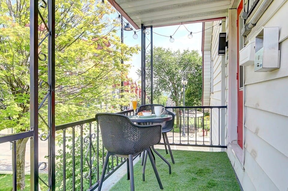 Commencez la journée avec un café sur la terrasse, entouré de verdure et de vues charmantes sur la ville — une parenthèse paisible au cœur de Québec.