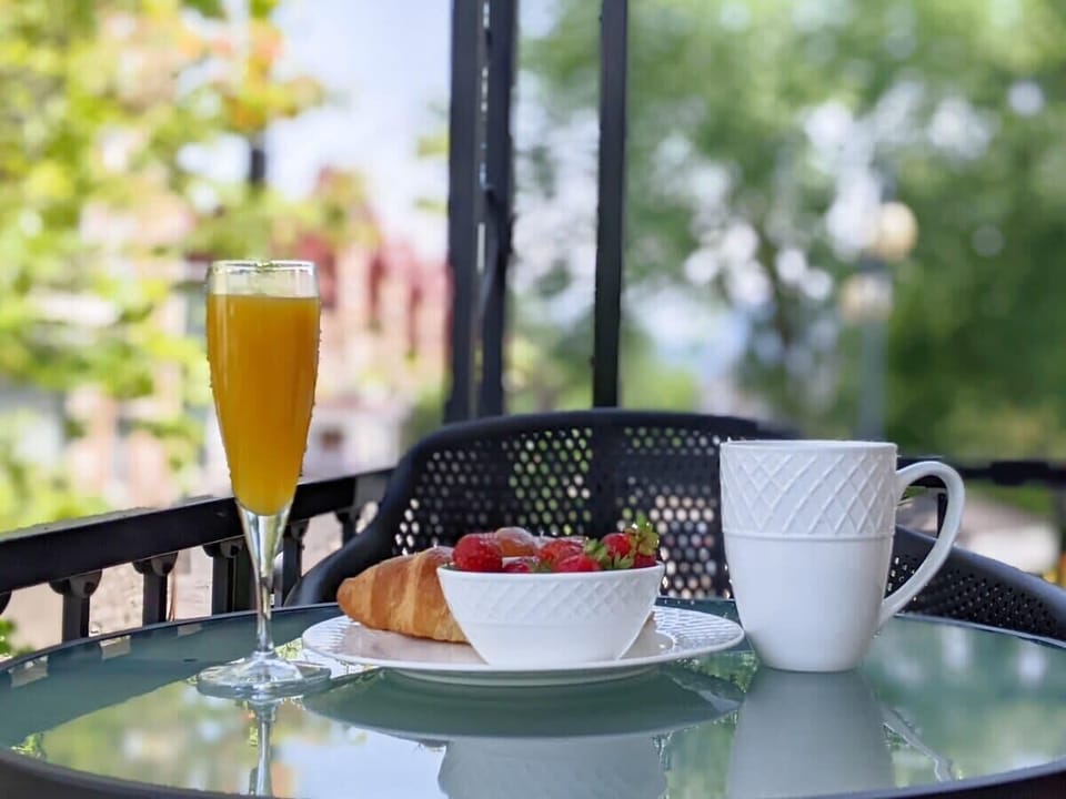Dégustez mimosas et viennoiseries dans cette oasis ensoleillée — parfaite pour bien commencer la journée. Petit-déjeuner et boissons non inclus dans la réservation. 