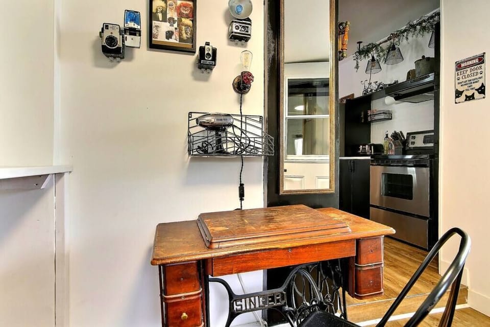 Espace de travail charmant : un bureau vintage et une déco éclectique pour un coin inspirant, parfait pour libérer votre créativité à Québec.