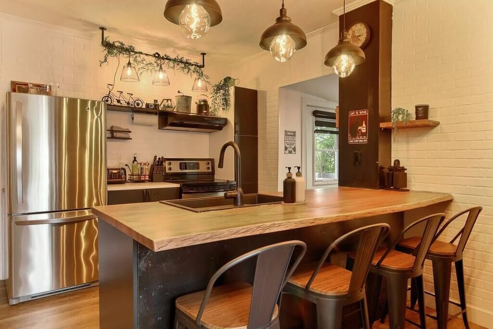 Cuisine chic : un design élégant, une belle lumière naturelle et un coin bar stylé, parfaits pour cuisiner et partager de bons moments.