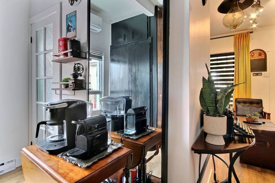 Coin café : commencez la journée avec charme et douceur dans ce coin chaleureux, idéal pour savourer un café en toute tranquillité.