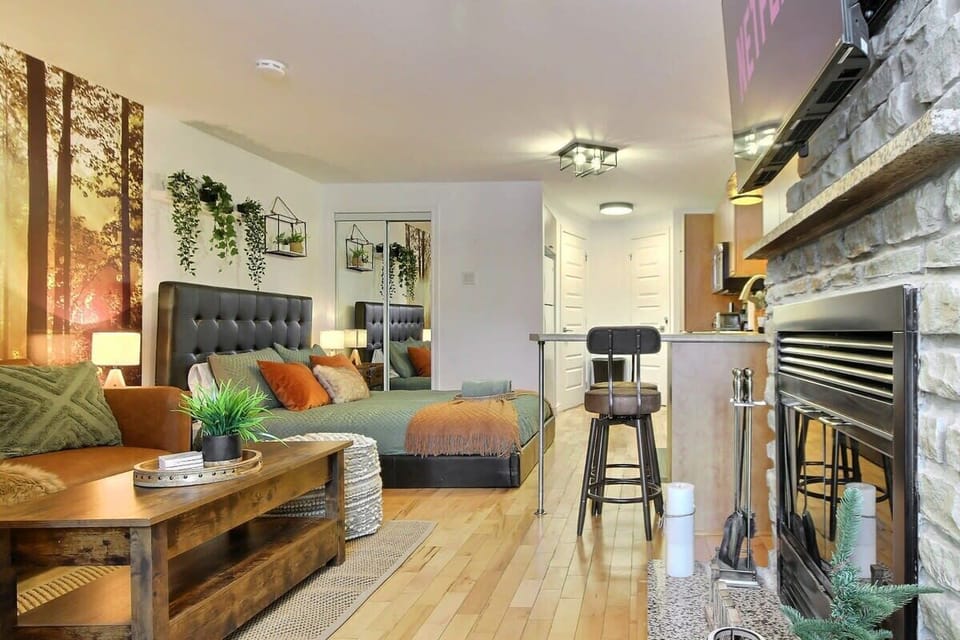 Profitez d’un design élégant dans ce studio accueillant avec foyer et déco vibrante — une ambiance chaleureuse pour une escapade parfaite.