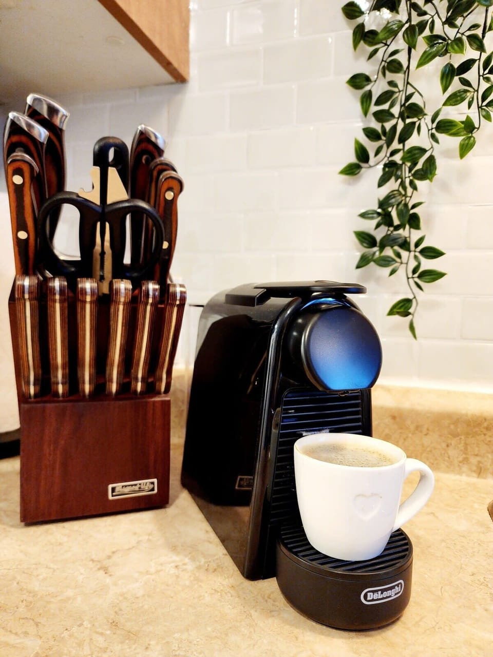 3 types de Cafetière sont disponibles:
Nespresso, Keurig et Filtre.

Kcup et café moulu inclus.

Cup Nespresso Non inclus