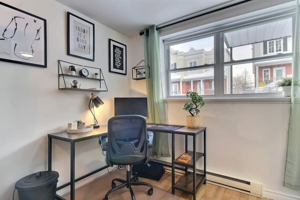 Espace de travail lumineux et inspirant avec vue panoramique et déco soignée — idéal pour des journées productives et concentrées. 