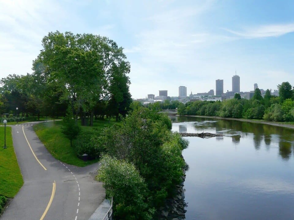 Bordé directement par la rivière st-charles La rivière Saint-Charles est le principal cours d'eau traversant la ville de Québec.
