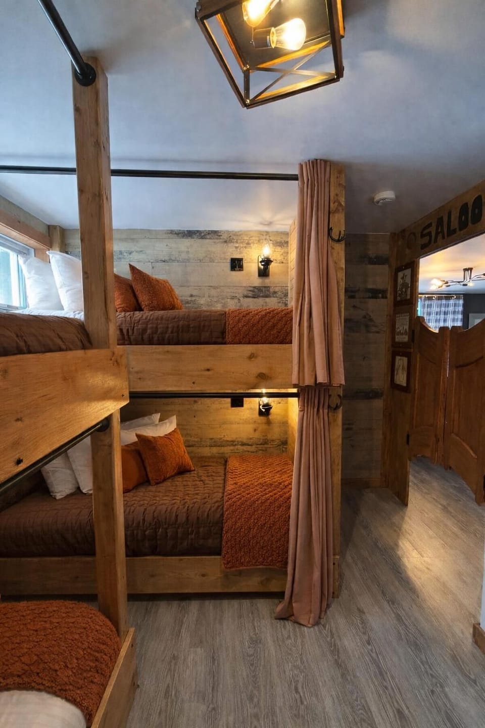 Deux lits superposés confortables pouvant accueillir jusqu’à 4 personnes, aménagés dans un espace ouvert convivial.