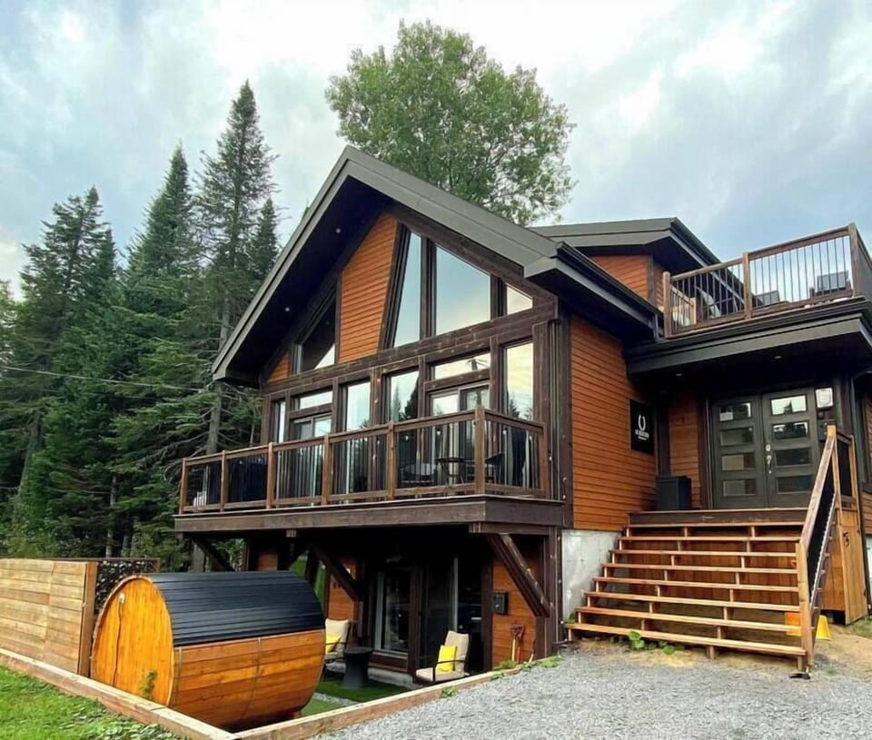 Notre charmant refuge présente un design unique avec de nombreuses fenêtres pour faire entrer la beauté de l'extérieur, le tout complété par une terrasse accueillante.