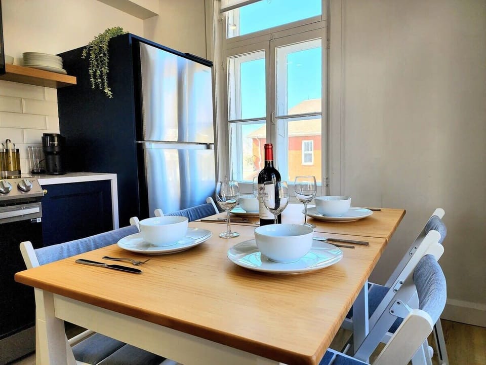 Tout est pensé pour vous!  Machine Nespresso, table de ferme lumineuse et étagères ouvertes bien garnies. Design impeccable et tout équipé. 