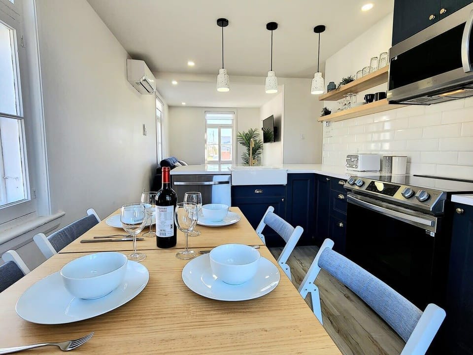 Un espace de vie sublime. 🏡 Du design aux finitions, tout invite à la détente. Table dressée et cuisine équipée vous attendent.